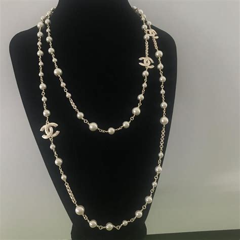 chanel perlenkette mit logo